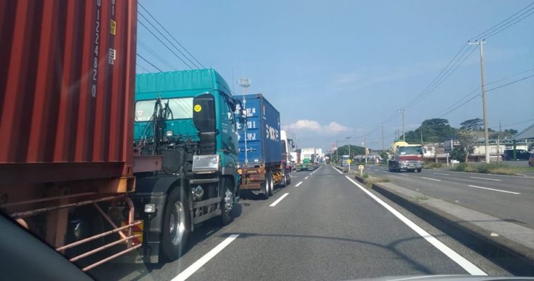 トラックの車列が連なる太刀浦コンテナターミナル付近、カネミ油症50年のメディア取材対応　衆議院議員　きいたかし　福岡10区　(北九州市門司区・小倉北区・小倉南区)