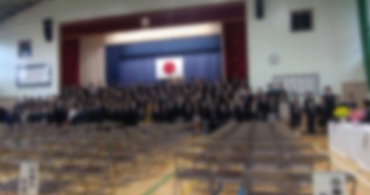 公立小学校で卒業式。